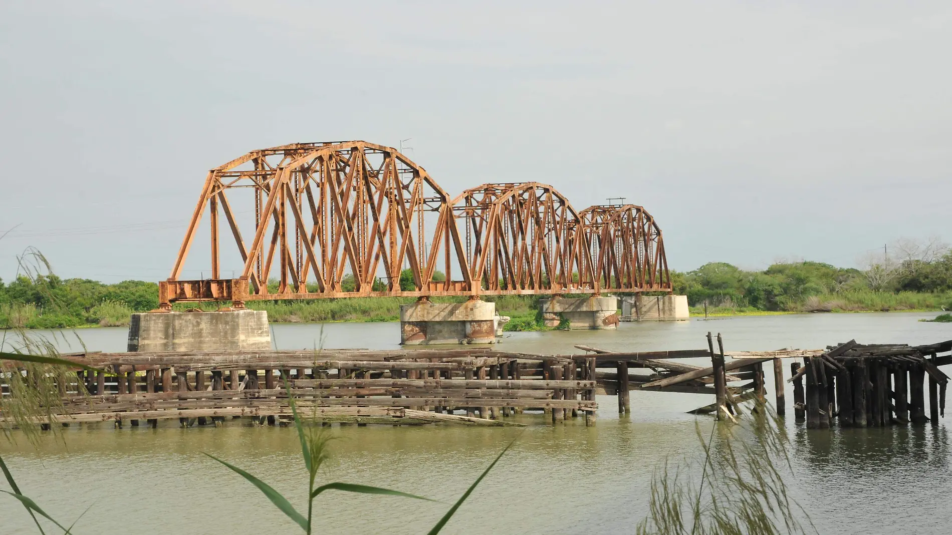 La estructura metálica del puente ferroviario sobre el río Pánuco, prevalece como mudo testigo del ferrocarril Tampico- Magozal 